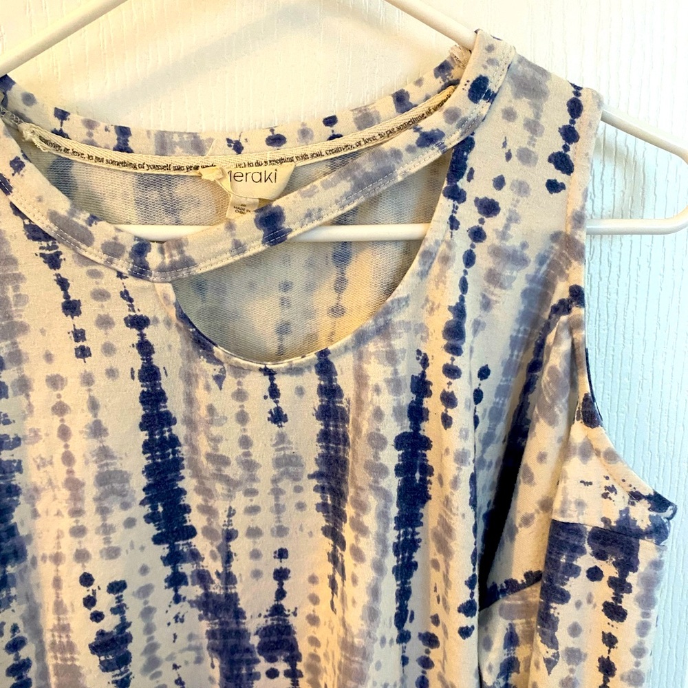 Blue/white top